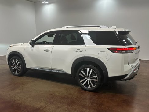 Used 2024 Nissan Pathfinder Platinum image 32