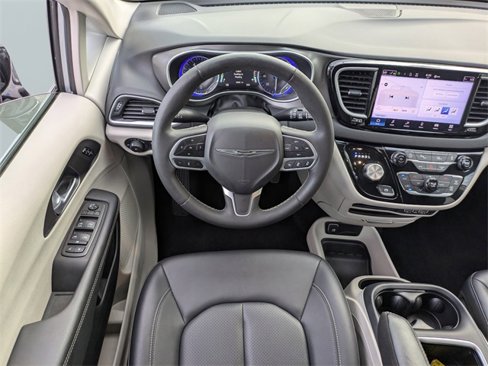 Used 2024 Chrysler Pacifica Touring-L image 17