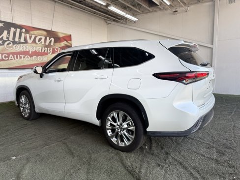 Used 2024 Toyota Highlander Limited image 11