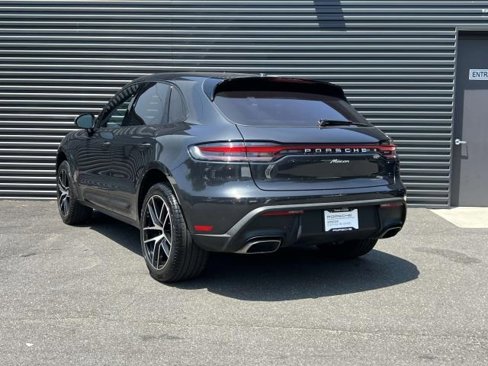 Certified 2022 Porsche Macan image 3