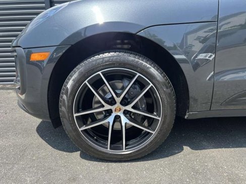 Certified 2022 Porsche Macan image 11