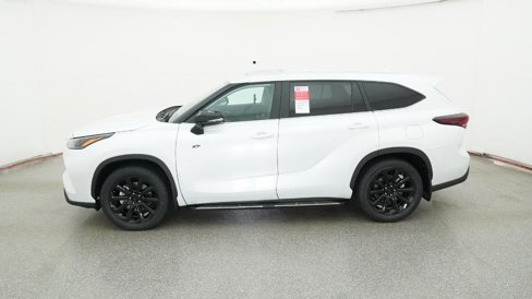 New 2025 Toyota Highlander XLE image 10