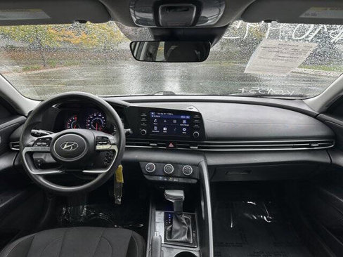 Used 2021 Hyundai Elantra SE image 19