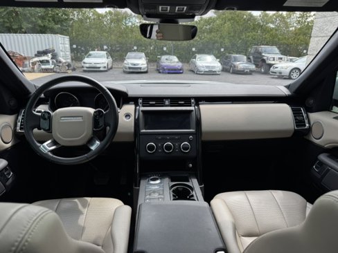 Used 2019 Land Rover Discovery SE image 25