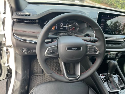 Used 2025 Jeep Compass Trailhawk image 27