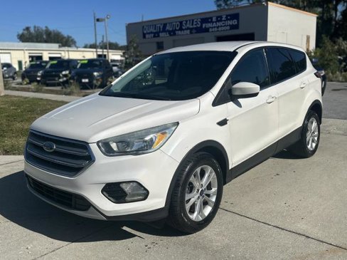 Used 2017 Ford Escape SE image 1