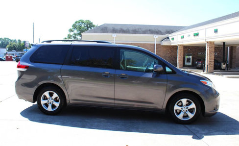 Used 2013 Toyota Sienna LE image 1