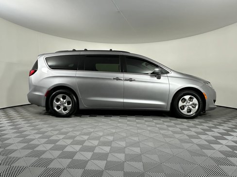 Used 2017 Chrysler Pacifica Premium image 7