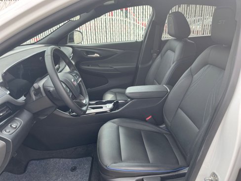 Used 2025 Buick Envista Sport Touring image 25