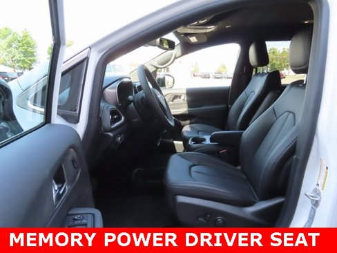 New 2026 Chrysler Pacifica Select image 17
