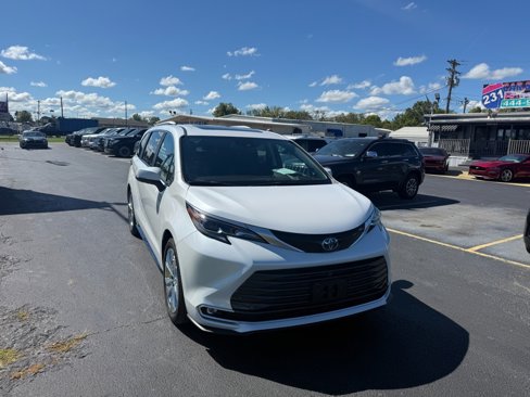 Used 2024 Toyota Sienna Platinum image 1