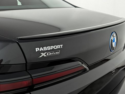 New 2026 BMW 750e xDrive w/ Premium Package image 5