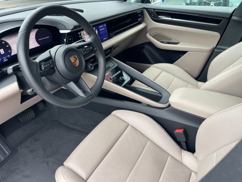 Used 2025 Porsche Macan 4 Electric image 4
