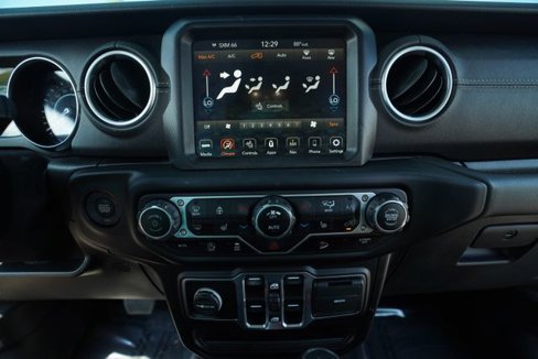 Used 2020 Jeep Wrangler Unlimited Sahara image 25