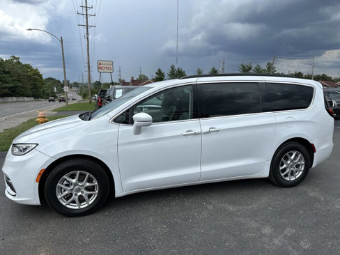 Used 2022 Chrysler Pacifica Touring-L image 4