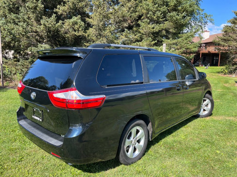 Used 2017 Toyota Sienna LE image 10