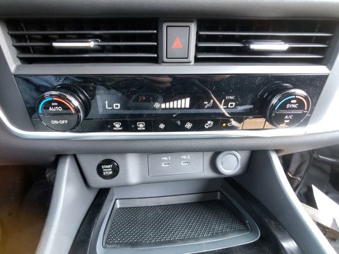 Certified 2025 Nissan Rogue SV image 33