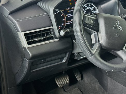 Used 2025 Mitsubishi Outlander ES image 17