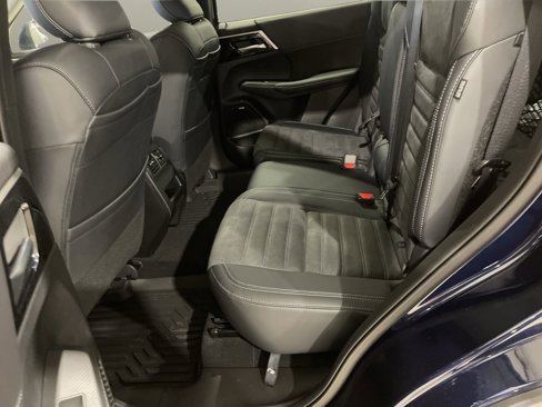 New 2025 Mitsubishi Outlander SE image 13