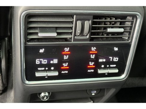 Used 2022 Porsche Cayenne image 14