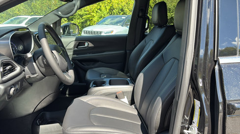 New 2026 Chrysler Pacifica Select image 9