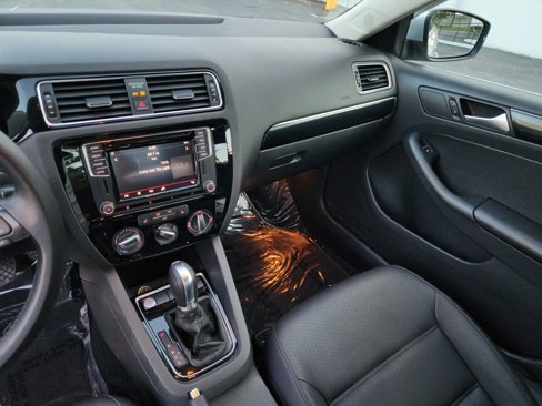 Used 2016 Volkswagen Jetta SEL Premium image 9