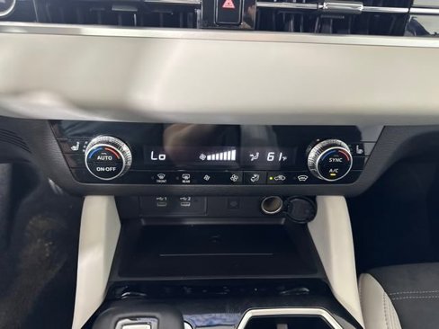 Used 2025 Mitsubishi Outlander SE image 23