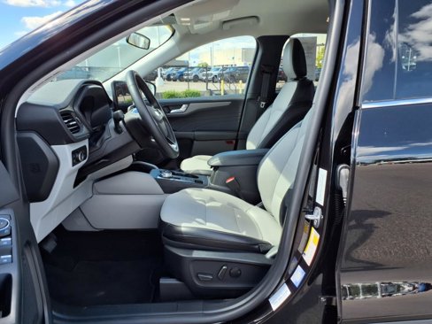 Used 2025 Ford Escape SE w/ Class II Trailer Tow Package image 4