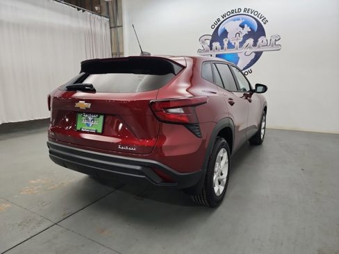 Used 2025 Chevrolet Trax LS w/ LS Convenience Package image 9
