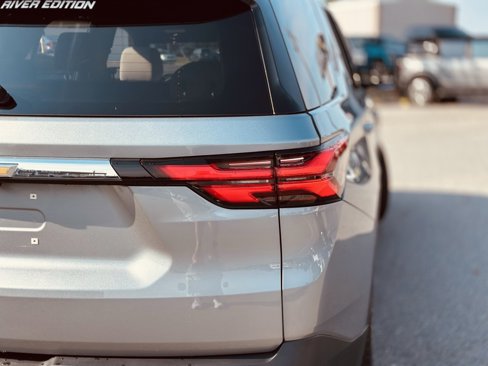 Used 2023 Chevrolet Traverse LS image 9