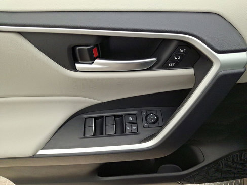Used 2025 Toyota RAV4 XLE Premium image 10