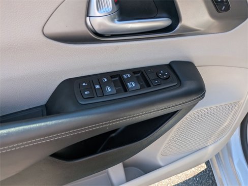Used 2024 Chrysler Pacifica Touring-L image 13