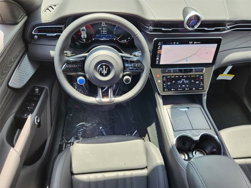 New 2025 Maserati Grecale GT image 8