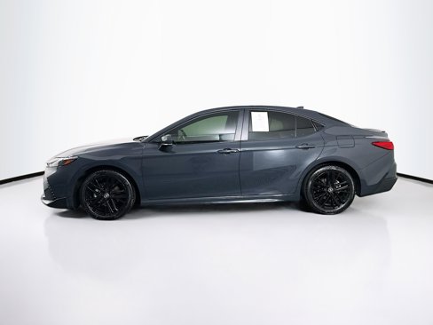 Used 2025 Toyota Camry SE image 4
