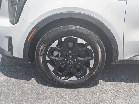 Used 2025 Kia Sorento S image 9