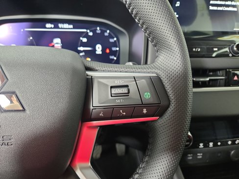 New 2025 Mitsubishi Outlander SE image 16