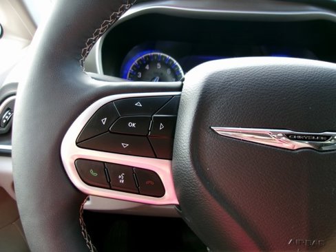 Used 2024 Chrysler Pacifica Touring-L image 10