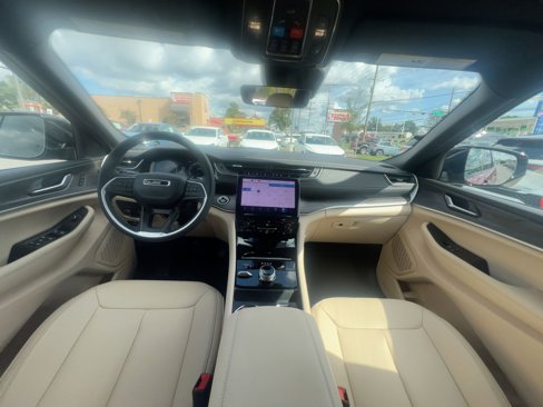 Used 2025 Jeep Grand Cherokee L Limited image 16