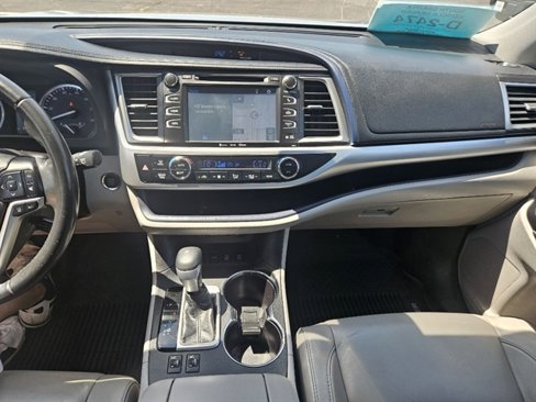 Used 2018 Toyota Highlander XLE image 24