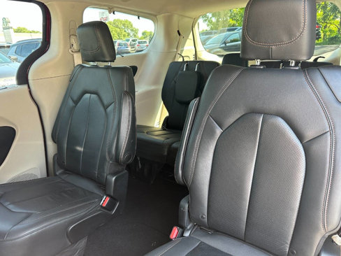 Used 2020 Chrysler Pacifica Touring-L image 15