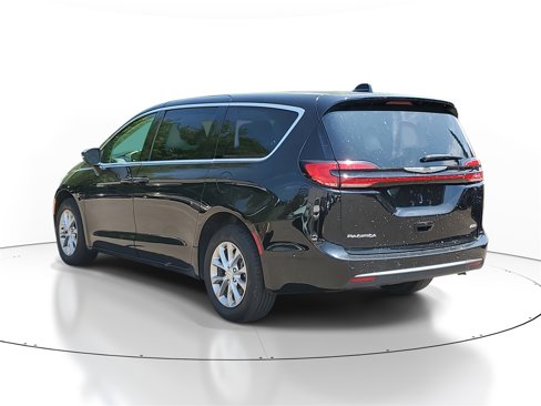 Used 2023 Chrysler Pacifica Touring-L image 3