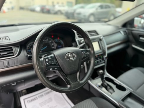 Used 2015 Toyota Camry LE image 17