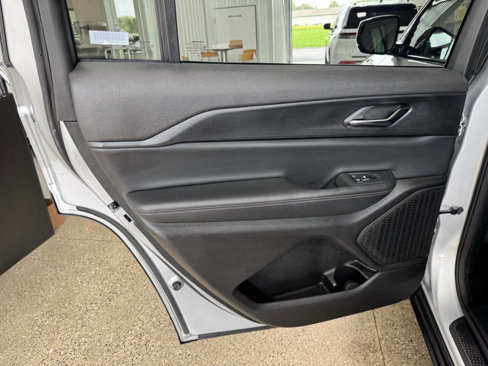 Used 2024 Jeep Grand Cherokee L Laredo image 44