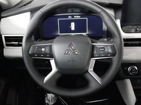 New 2025 Mitsubishi Outlander SE image 39