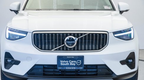 Certified 2025 Volvo XC40 B5 Plus w/ Climate Package image 8