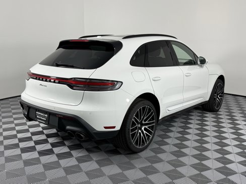 Certified 2025 Porsche Macan image 9
