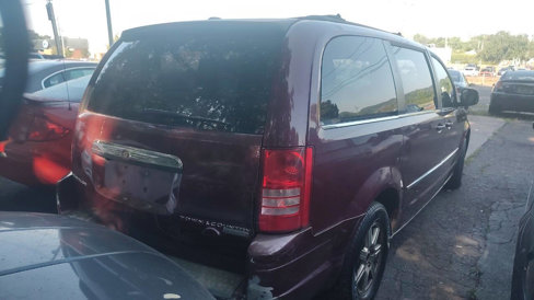 Used 2009 Chrysler Town & Country Touring image 4