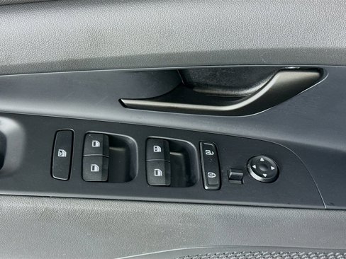 Certified 2025 Hyundai Elantra Sport image 17