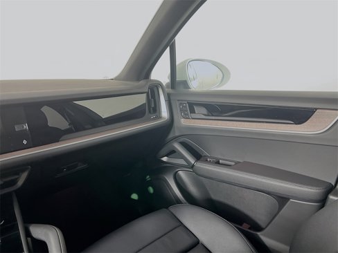 Used 2025 Porsche Cayenne image 26
