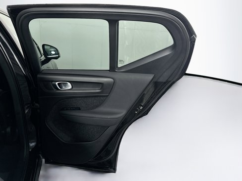Used 2025 Volvo XC40 B5 Plus image 33